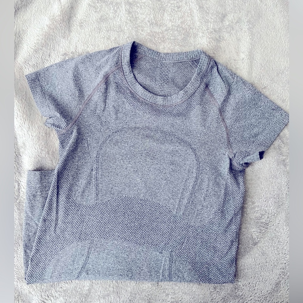 Lulu Lemon Swiftly Tech Short Sleeve. Size 4.